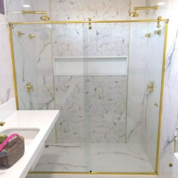 Banheiro dourado! Saiba como utilizar a tonalidade em diversos estilos de decorações