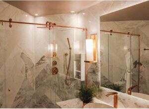 Metalizado na decoração do banheiro é tendência nos projetos arquitetônicos