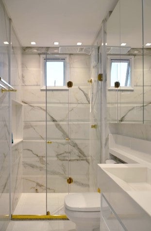 Muito ouro! Banheiro pequeno ganha decoração elegante com metais em dourado