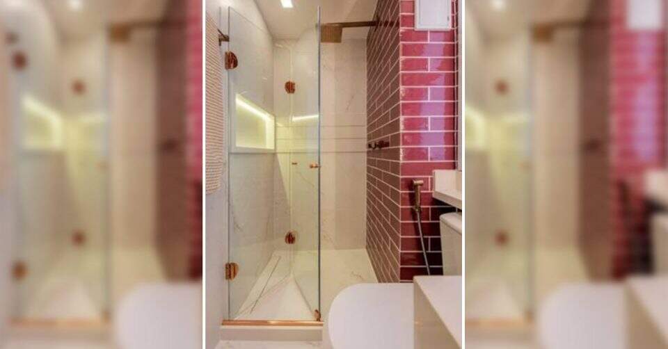 Cores quentes no banheiro! Com decoração em rosa fúcsia, o cômodo ganhou visual moderno e cheio de personalidade