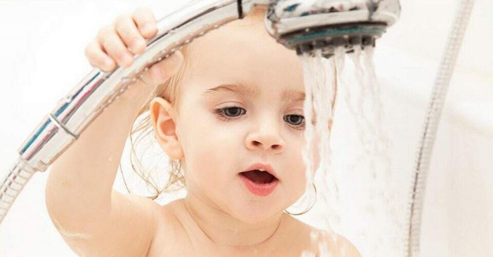 Vocês sabiam que tomar banho com o bebê traz diversos benefícios?