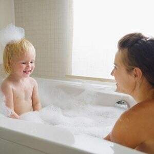 Vocês sabiam que tomar banho com o bebê traz diversos benefícios?